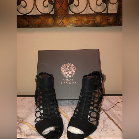 Black sandals; casual and classy; very comfortable; - Picture 5 of 7